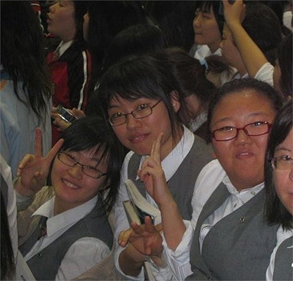 Những học sinh Triều Tiên trong trang phục trắng ghi