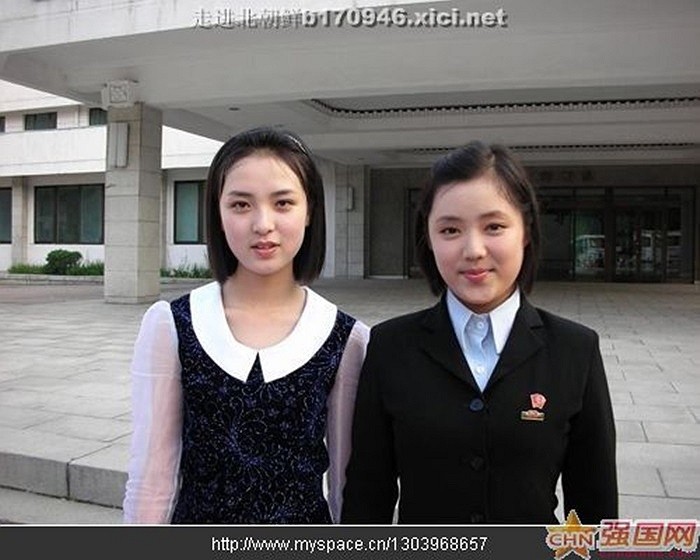 Hai thiếu nữ Triều Tiên tóc ngắn trang điểm nhẹ nhàng, mộc mạc