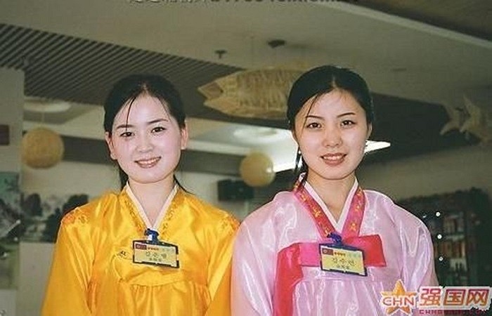 Hai thiếu nữ Triều Tiên trong bộ trang phục truyền thống
