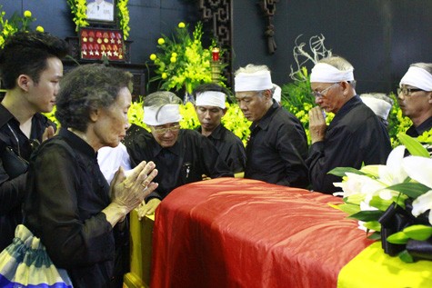 Người thân trong gia đình bên linh cữu nhạc sĩ Thuận Yến