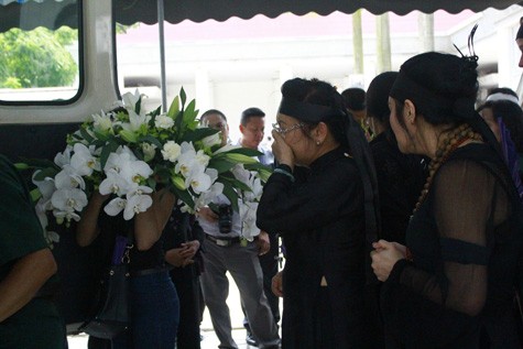 Vợ nhạc sĩ Thuận Yến khóc ngất tiễn đưa chồng