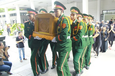 Linh cữu nhạc sĩ Thuận Yến được đưa vào nhà tang lễ