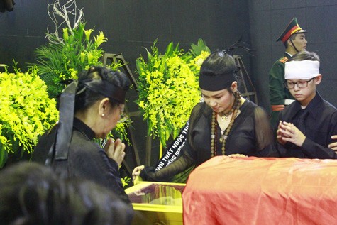 Thanh Lam cùng người thân trong gia đình nhìn mặt nhạc sĩ Thuận Yên lần cuối