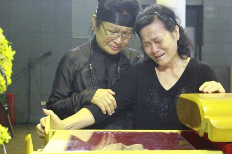 NSƯT Thanh Hương - vợ cố nhạc sĩ Thuận Yến và người thân nghẹn ngào trước linh cữu nhạc sĩ