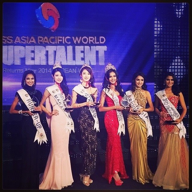 Hoa hậu Myanmar váy đỏ đứng giữa đăng quang Hoa hậu Châu Á Thái Bình Dương 2014