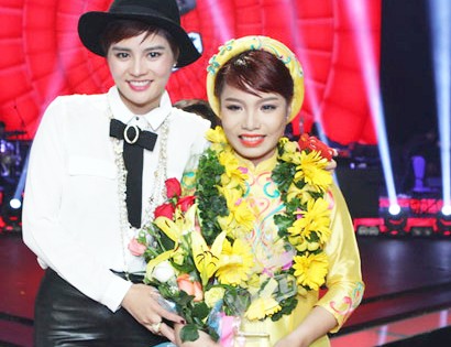 Vũ Thảo My chụp cùng dì - siêu mẫu Vũ Thu Phương trong giây phút đăng quang Quán quân Giọng hát Việt