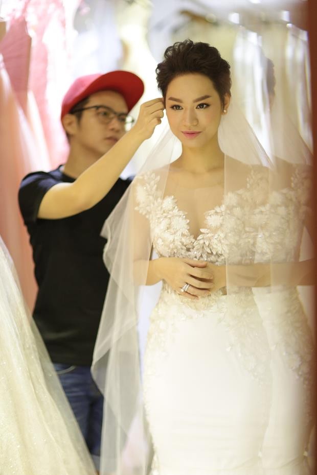 Có thông tin váy cưới của Trà My được đính 3000 hạt pha lê, có giá khoảng 200 triệu đồng.
