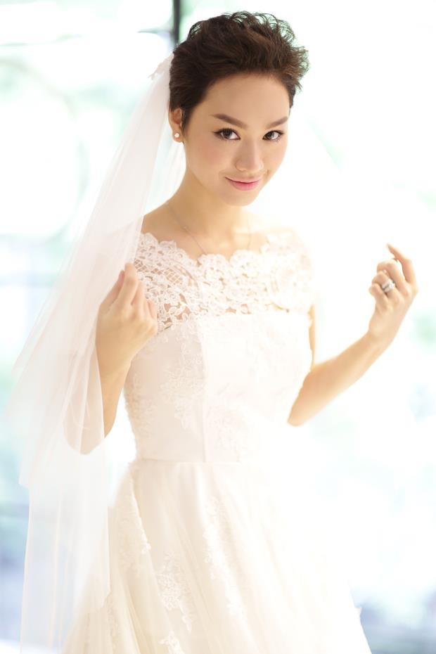 Trà My thử váy cưới của nhà thiết kế Chung Thanh Phong