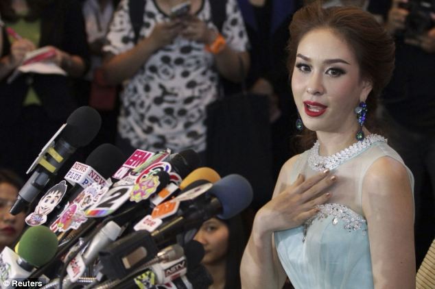 Hoa hậu hoàn vũ Thái Lan 2014 Weluree Ditsayabut từ bỏ vương miện trong buổi họp báo ngày hôm qua, thứ 2 ngày 9/6