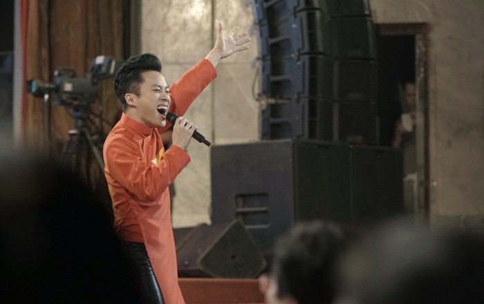 Ca sỹ Tùng Dương ấn tượng với áo dài màu đỏ cờ