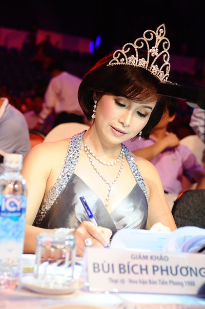 Hoa hậu Bích Phương ngồi ghế giám khảo cho cuộc thi sắc đẹp