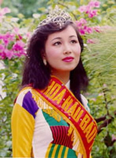 Hoa Hậu Nguyễn Diệu Hoa đăng quang Hoa hậu năm 1990