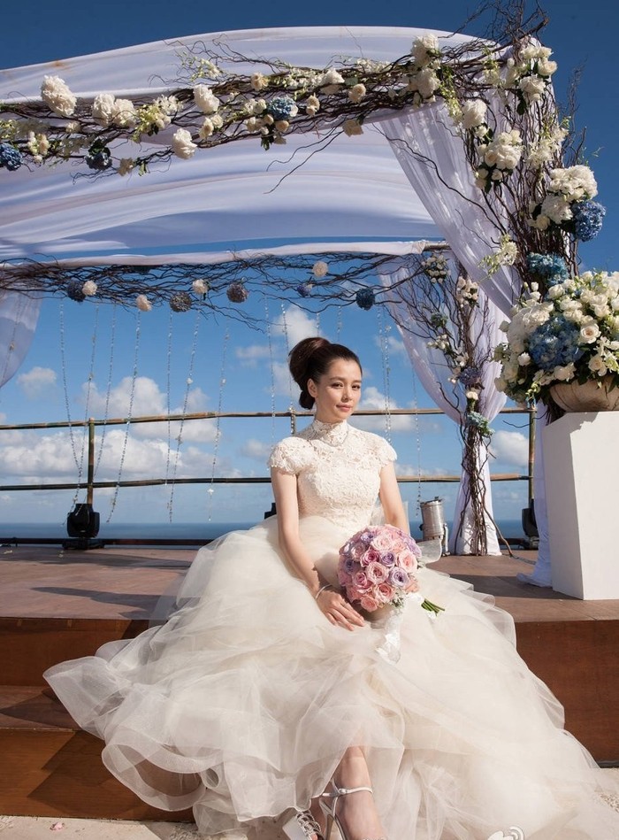 Váy cưới của Từ Nhược Tuyên được đặt nhà thiết kế nổi tiếng Vera Wang thiết kế riêng, vòng cổ gắn kim cương, vòng tay, giày cao gót cũng được đặt hàng