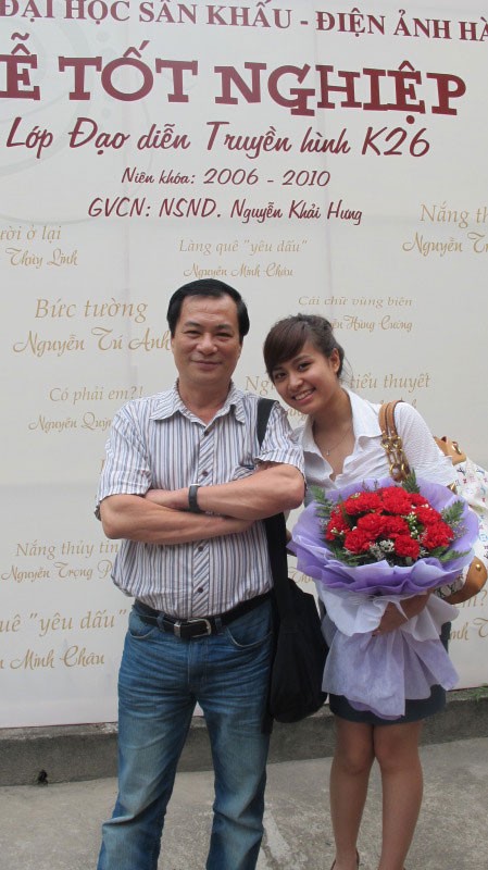 Hoàng Thùy Linh chụp với thầy chủ nhiệm - NSND Khải Hưng trong lễ tốt nghiệp lớp đạo diễn