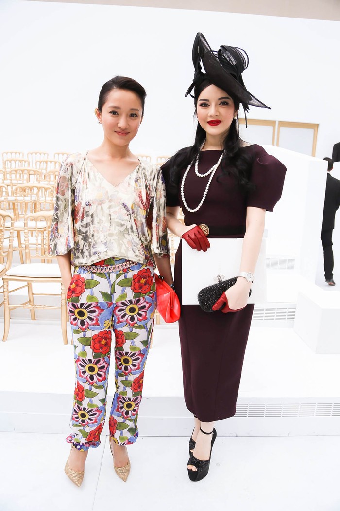 Tại show thời trang của Chanel năm 2014, thần thái của minh tinh Trung Quốc đã tươi tắn hơn rất nhiều nhưng nếu so với người đẹp của Việt Nam, nhiều người cho rằng, Châu Tấn vẫn có phần lép vế.