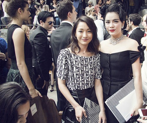 Trong show diễn của Chanel năm ngoái, diễn viên Châu Tấn bị đánh giá là mờ nhạt trước Lý Nhã Kỳ.