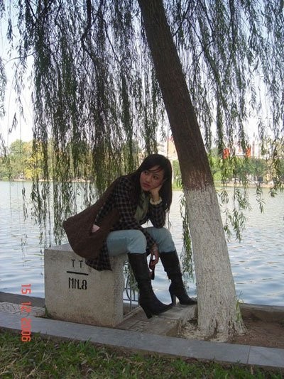 Tại Hồ Gươm Hà Nội, với phong cách &quot;ngầu&quot;
