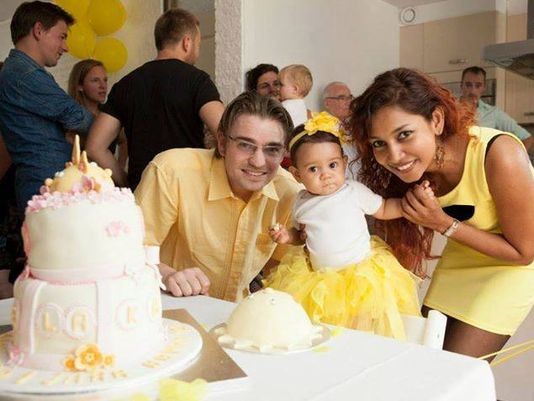 Shuba Jaya cùng chồng và con gái mới 2 tuổi chụp cùng nhau trong buổi tiệc sinh nhật tròn 1 tuổi của con gái vào năm ngoái. Cả gia đình đã qua đời trong chuyến bay của hãng hàng không Malaysia MH17