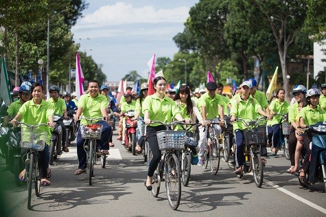 Lý Nhã Kỳ cùng các bạn trẻ đạp xe tuần hành kêu gọi “Giảm thiểu bạo lực với trẻ em” tại TP Mỹ Tho, Tiền Giang
