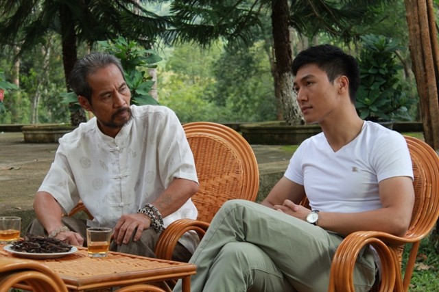 Diễn viên Chu Hùng (trái) trong một cảnh phim Bí mật tam giác vàng