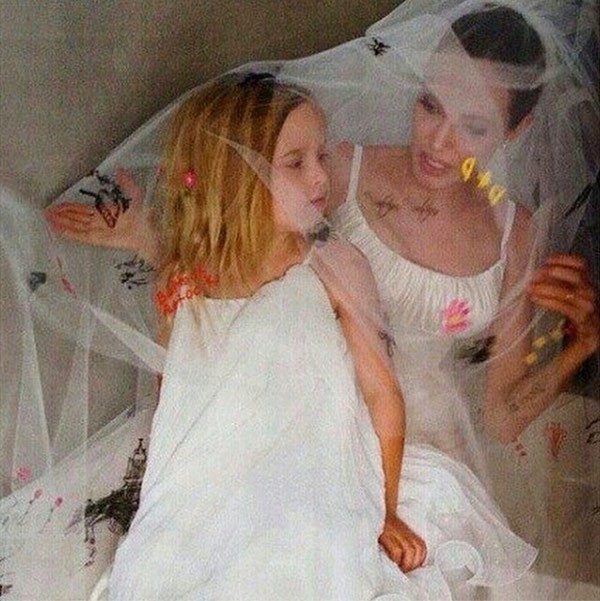 Jolie và con gái.