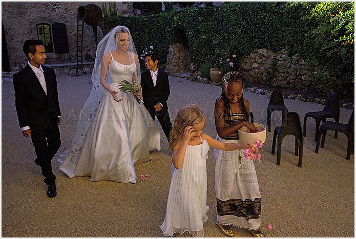Lễ cưới tràn ngập hạnh phúc và tiếng cười. 2 con trai lớn có nhiệm vụ đưa mẹ Jolie vào làm lễ, hai cô con gái đi trước rắc hoa...