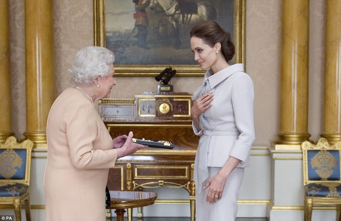 Nữ hoàng Anh Elizabeth II trao tước hiệu cho nữ diễn viên Angelina Jolie.
