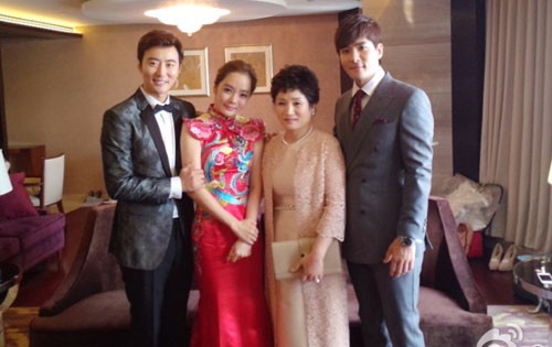 Cặp đôi chụp ảnh cùng mẹ đẻ và em trai Chae Rim.