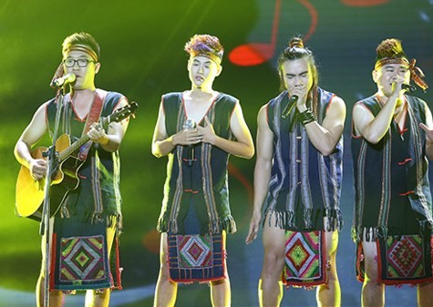 Trang phục biểu diễn trong chương trình X-Factor của nhóm F Band với phần khố là hình ảnh chiếc khăn Piêu của dân tộc Thái.