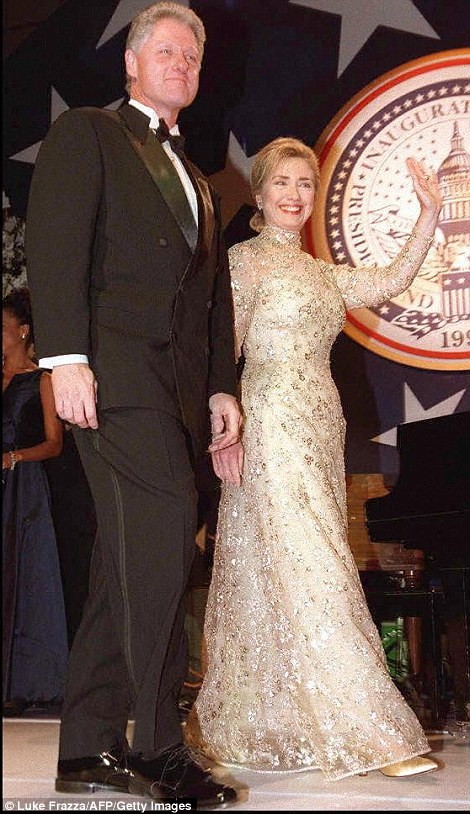 Bà Hillary Clinton xuất hiện với thiết kế của Oscar de la Renta năm 1997.