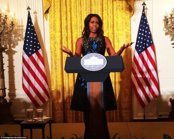 Đầu tháng 10/2014, phu nhân Tổng thống Mỹ Michelle Obama cũng mặc thiết kế của Oscar