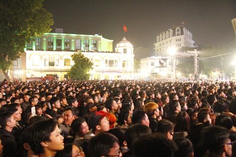 Hàng ngàn người đứng truớc điểm Nhà hát lớn Hà Nội để tham gia đếm ngược đến 2015