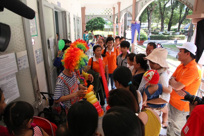 Các tình nguyện viên tặng quà, thổi bóng nghệ thuật và vui chơi cùng các bệnh nhi tại BV Nhi Đồng 2