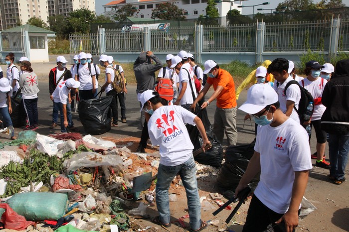 Đông đảo tình nguyện viên tham gia dọn vệ sinh với mong muốn môi trường sống trong lành và an toàn.