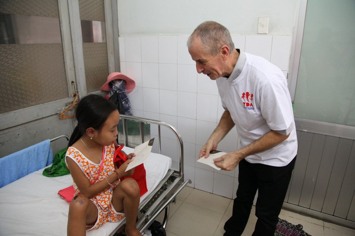 120 phần quà và tiền mặt đã được chương trình trao đến các bệnh nhi tại bệnh viện Nhi Đồng 2.