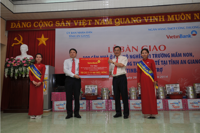 VietinBank bàn giao các thiết bị y tế cho Bệnh viện Việt Đức.