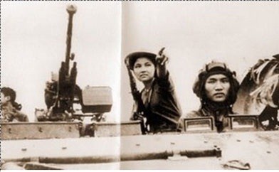 Nữ du kích dẫn đường cho xe tăng Quân giải phóng tiến vào giải phóng Sài Gòn - Gia Định. (Ảnh tư liệu)