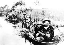 Nhân dân vùng ngoại thành Sài Gòn - Gia Định sử dụng thuyền (ghe) chở bộ đội và du kích tham gia Chiến dịch Hồ Chí Minh. (Ảnh tư liệu)