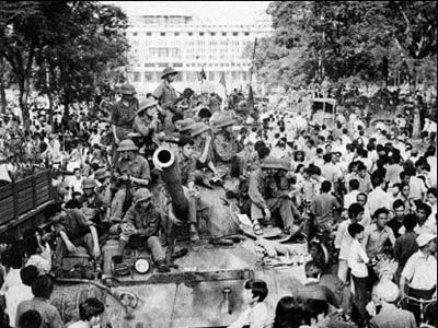 Nhân dân Sài Gòn - Gia Định phấn khởi chào đón Quân giải phóng trước cửa Dinh Độc Lập, trưa ngày 30/4/1975. (Ảnh tư liệu).