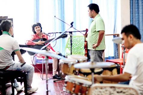 Lê Cát Trọng Lý tập luyện cùng ban nhạc cho chuyến lưu diễn xuyên Việt.