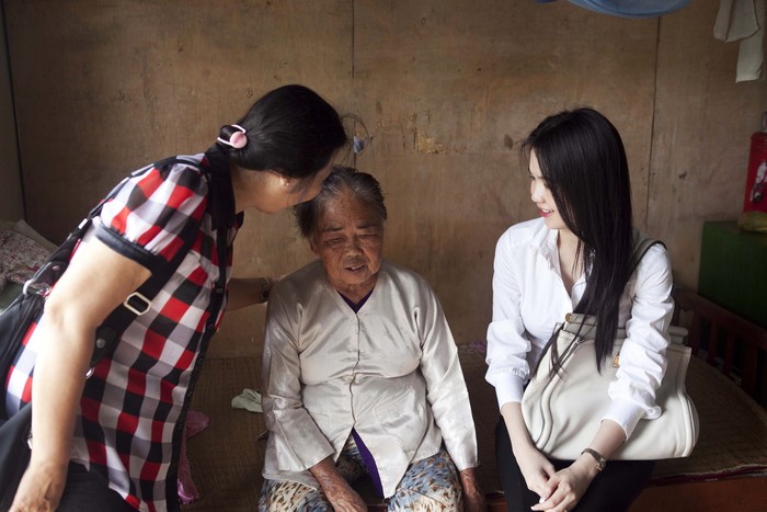 Ngọc Trinh giản dị làm từ thiện sau khi đăng quang Hoa hậu người Việt hoàn cầu.