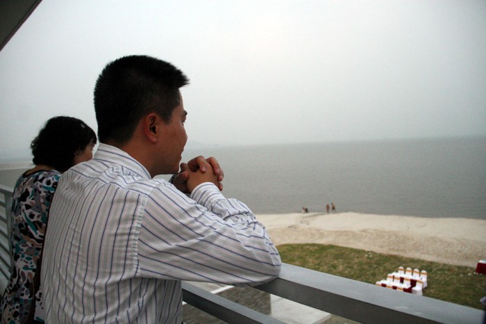 Giáo sư Ngô Bảo Châu ngắm bãi biển từ trên tầng 3 căn biệt thự.