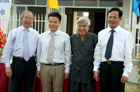 Nguyên Tổng Bí thư Lê Khả Phiêu có mặt tham dự lễ trao tặng biệt thự cho Viện toán ngày 30/8, tại Tuần Châu. Ảnh: Văn Trinh.