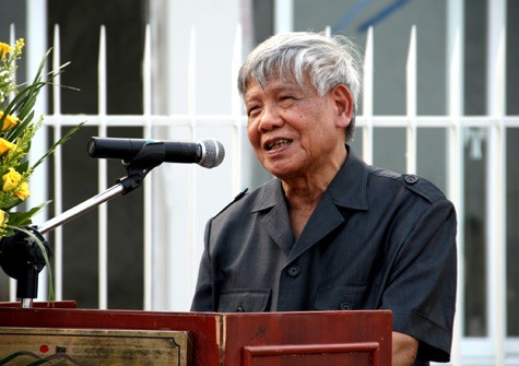 Nguyên Tổng Bí thư Lê Khả Phiêu phát biểu tại lễ trao tặng. Ảnh: Văn Trinh