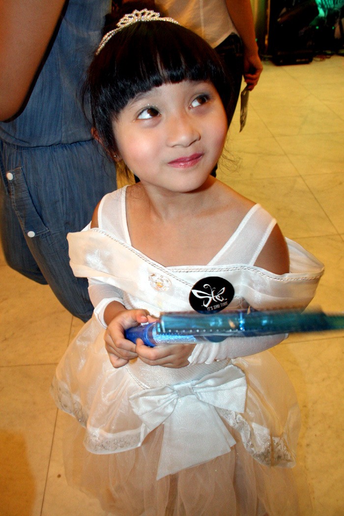 Đến chúc mừng liveshow mini của chị gái tại Nhà hát Âu Cơ, bé Nhật Anh diện một bộ váy rất đáng yêu.