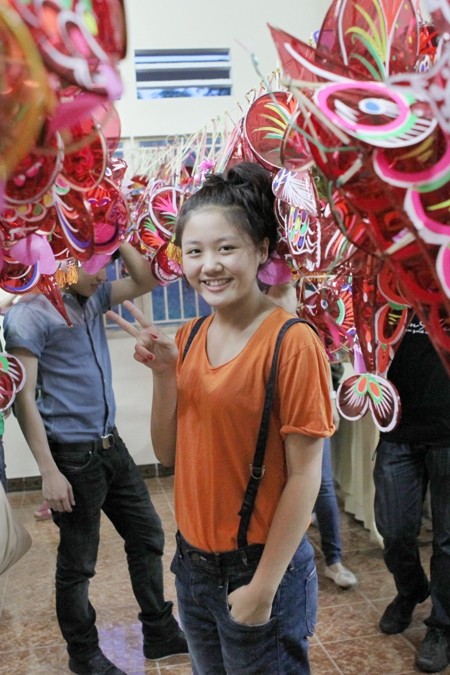 Văn Mai Hương, Quốc Thiên Idol đã đồng hành cùng chương trình “Đèn Lồng Mơ Ước” tổ chức trung thu cho 250 trẻ em nghèo tại xã An Phú, huyện Củ Chi, TP. HCM.