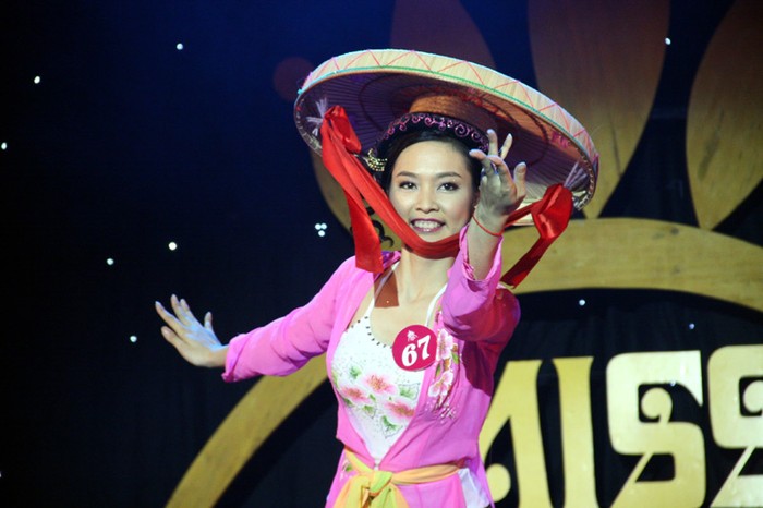 Thí sinh Tạ Thị Vân Anh, Đại học Khoa học Tự nhiên, múa cò lả.