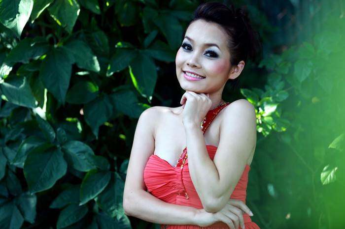 Hai năm cuối cấp 3, Trang đều đoạt giải Nhất giọng hát hay toàn tỉnh Hà Tây.
