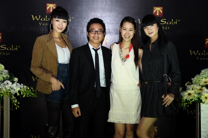 Hạ Vy (giám đốc Venus miền Bắc, ngoài cùng bên phải) chụp ảnh cùng vợ chồng Dương Thùy Linh.