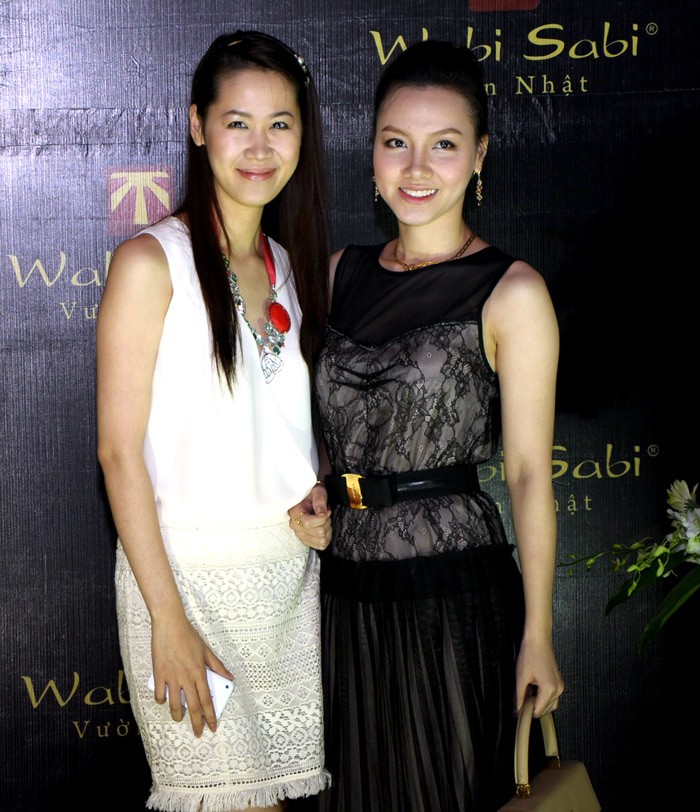 Diễn viên Minh Hà đến chia vui với HH Dương Thùy Linh. Trông Hoa hậu thân thiện rất "ngọt ngào" trong bộ váy trắng.